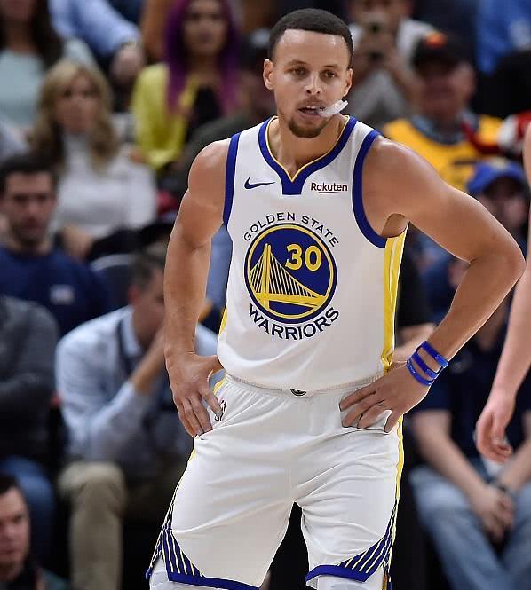 犹他爵士训练开放日；关键时刻主帅复盘引欢呼；欧冠在即；高层口径保持一致的简单介绍