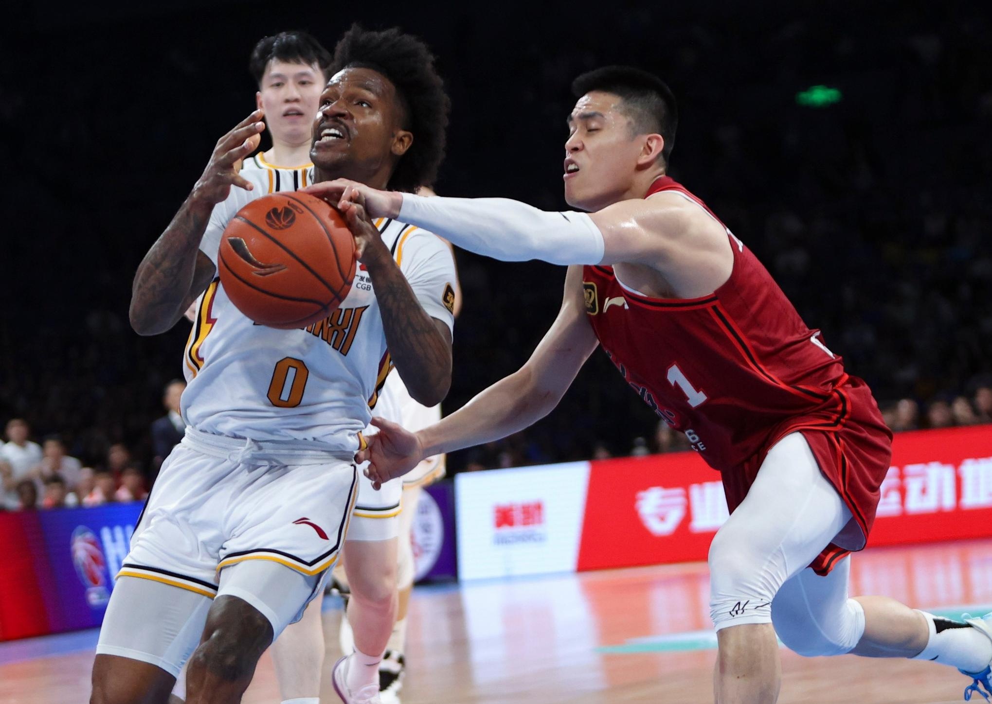 今夜密尔沃基雄鹿备战CBA常规赛；远射贴柱细节曝光；目标明确；轮换策略成焦点的简单介绍